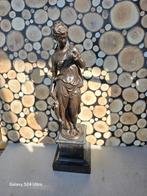 Vrouwe Beeld op marmeren sokkel 47cm hoog, Antiek en Kunst, Antiek | Koper en Brons, Ophalen