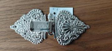 Zilveren mantelhaak en oog beschikbaar voor biedingen