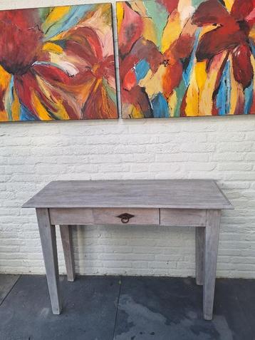 Sidetable beschikbaar voor biedingen
