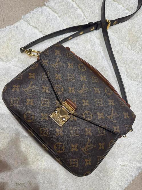 Louis vuitton pochette metis, Sieraden, Tassen en Uiterlijk, Tassen | Damestassen, Handtas, Bruin, Ophalen