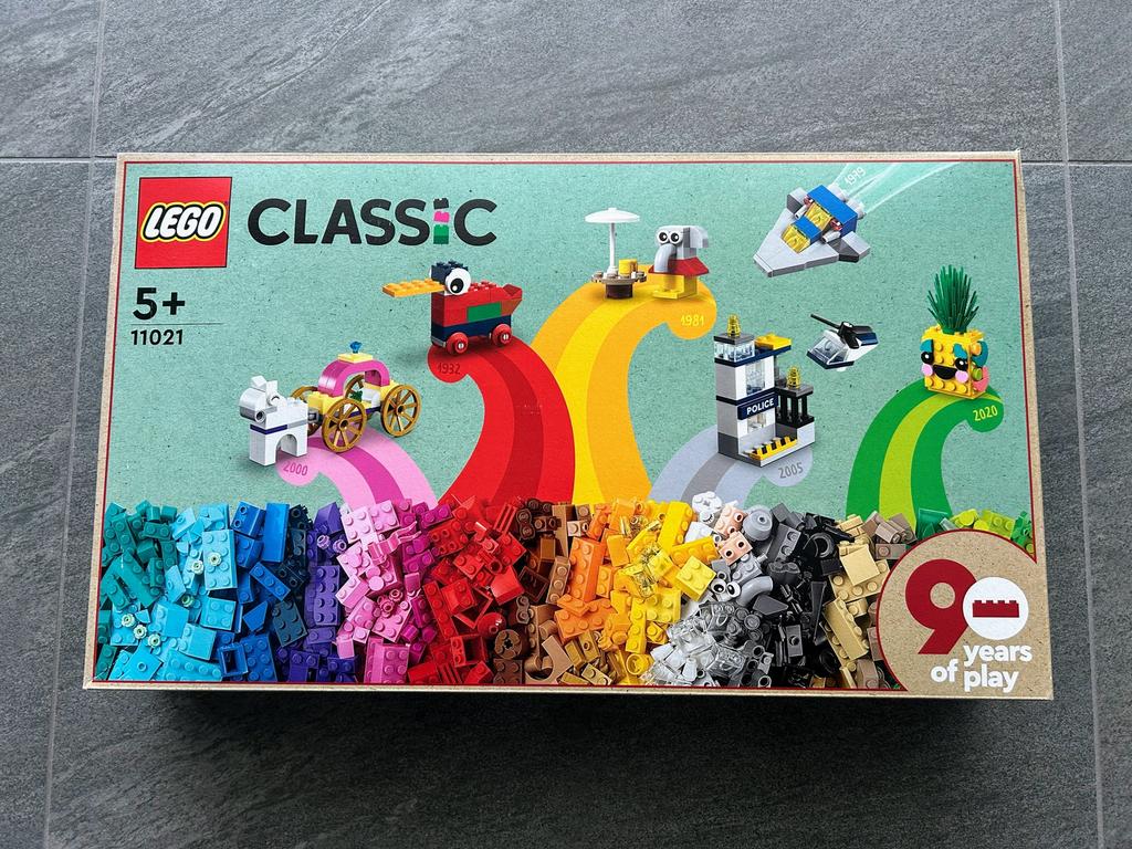 Lego Classic 11021 - 90 Years of Play *SEALED*, Lego, Nieuw, Ophalen of Verzenden, Complete set