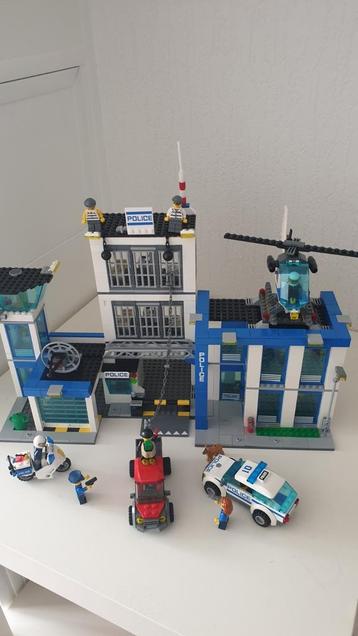 Lego politiebureau 60047 compleet  beschikbaar voor biedingen