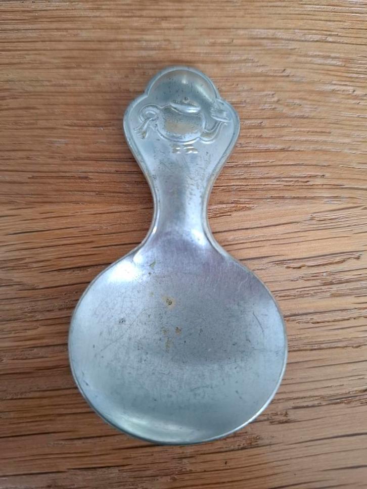 Vintage theeschep, theeduim met afbeelding van een theedop, Antiek en Kunst, Antiek | Bestek, Ophalen of Verzenden
