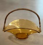 Vintage schaaltje met amber kleurig glas en rotan hengsel, Ophalen of Verzenden