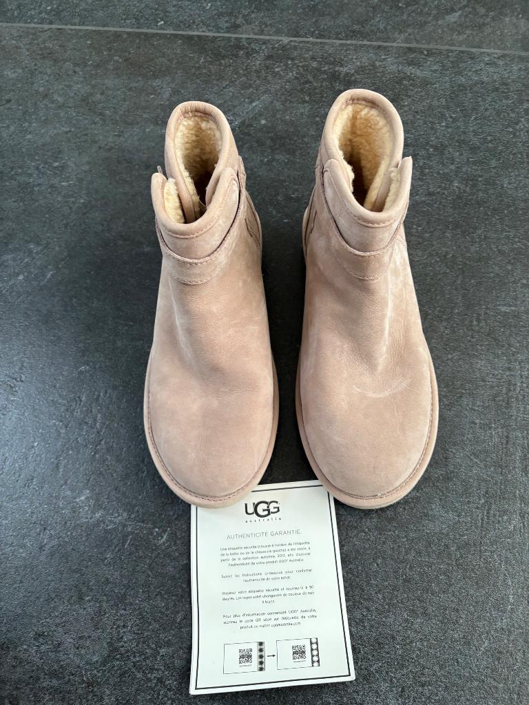 UGG enkellaarzen NIEUW beige maat 38, UGG, Beige, Lage of Enkellaarzen, Nieuw