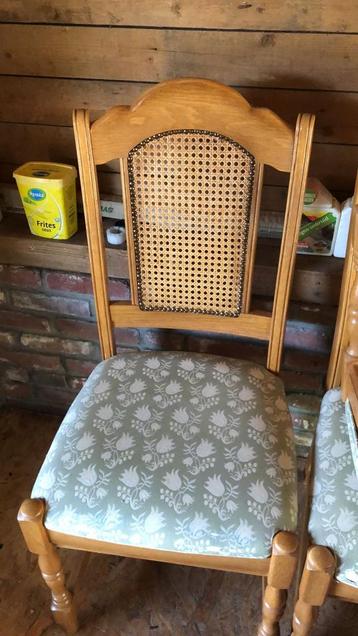 4 Houten Stoelen met Stoffen Bekleding beschikbaar voor biedingen