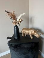 Zwarte vaas met pluimen en goudkleurige decoratie, Ophalen of Verzenden, Nieuw, Zwart, Minder dan 50 cm