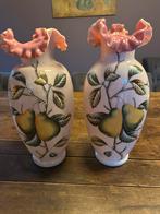 Twee oude opaline vazen met peren decoratie, Antiek en Kunst, Antiek | Vazen, Ophalen