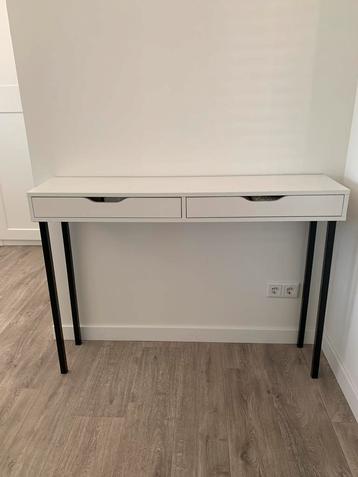Wit houten sidetable met 2 lades en zwart stalen pootjes
