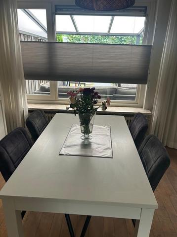 Eettafel met 4 stoelen beschikbaar voor biedingen