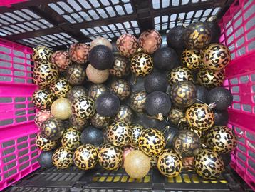 Doos vol kerstballen en figuurtjes beschikbaar voor biedingen