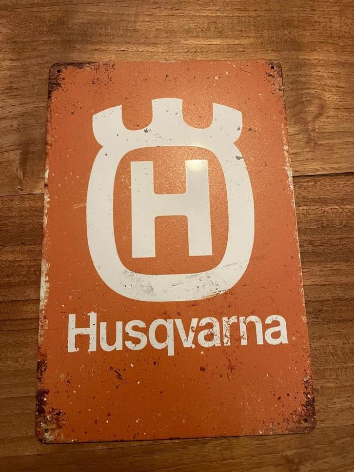 Husqvarna metalen reclamebord / wandbord (old Look), Huis en Inrichting, Woonaccessoires | Tekstborden en Spreuken, Nieuw, Ophalen of Verzenden