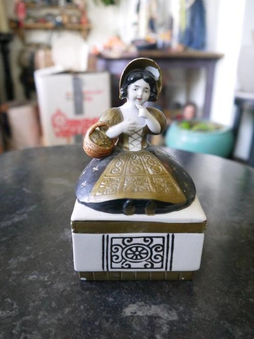 Halfdoll  sieradenbox, Antiek en Kunst, Antiek | Porselein, Ophalen of Verzenden