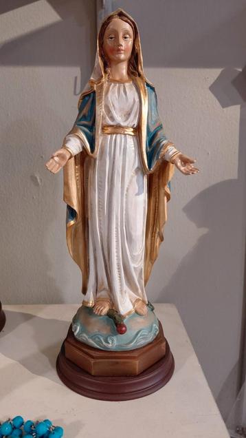 Mariabeeld van polystone gespreide handen. beschikbaar voor biedingen