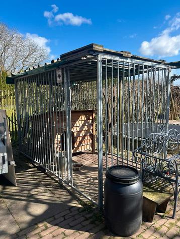 Hekwerk kennel met evt hondenhok en ton voor het voer beschikbaar voor biedingen