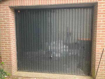 Nette garagedeur, zwart, niet elektrisch met slot beschikbaar voor biedingen