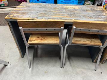 Kids depot bureau met stoelen en bakken beschikbaar voor biedingen