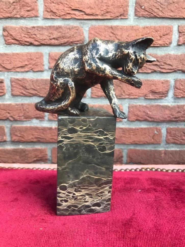 kat likt z'n pootje, brons en marmer, Antiek en Kunst, Kunst | Beelden en Houtsnijwerken, Ophalen of Verzenden