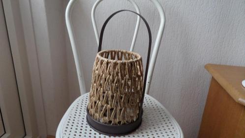 Windlicht kaarshouder riet/gras bruin metalen beugel, Huis en Inrichting, Woonaccessoires | Kandelaars en Kaarsen, Nieuw, Kaars