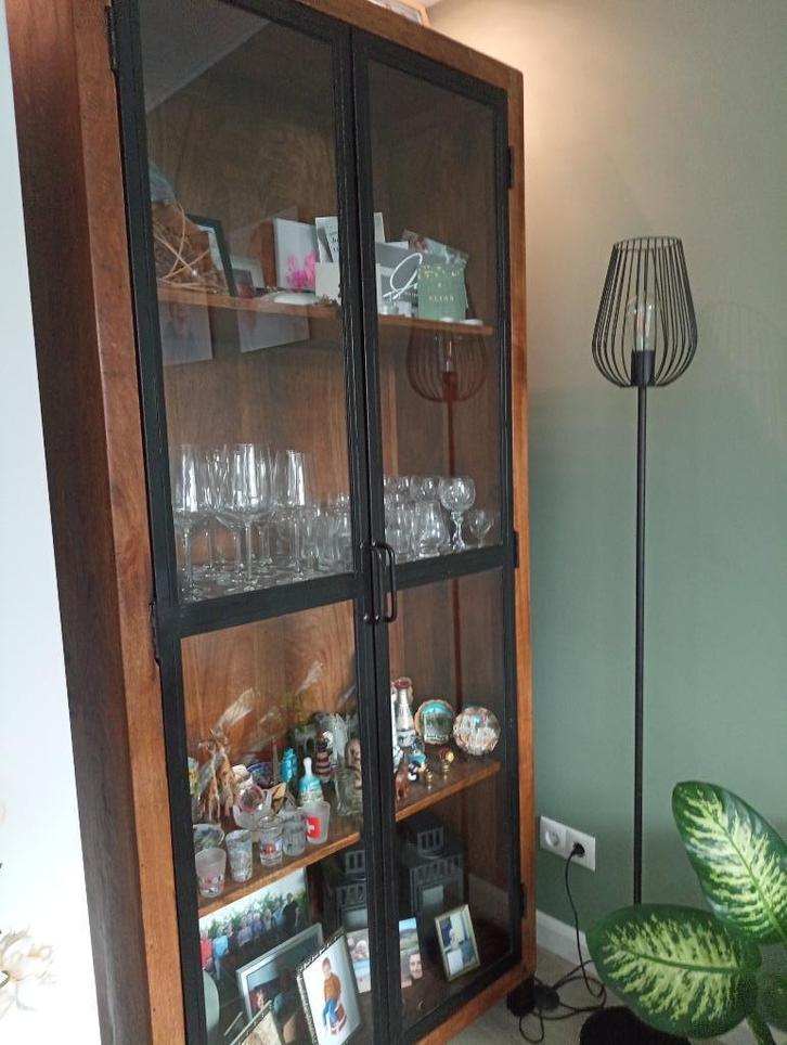 Vitrinekast mangohout zgan, Huis en Inrichting, Kasten | Vitrinekasten, Zo goed als nieuw, 150 tot 200 cm, 50 tot 100 cm, 25 tot 50 cm