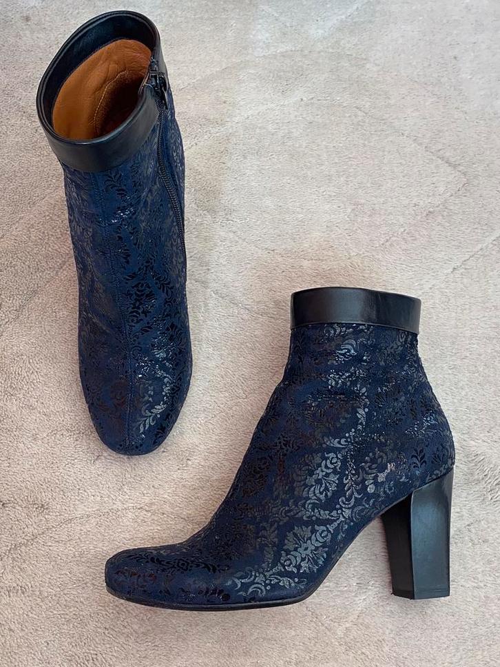In nieuwstaat: Chie Mihara enkellaarsjes, maat 37😍, Kleding | Dames, Schoenen, Nieuw, Lage of Enkellaarzen, Blauw, Ophalen of Verzenden