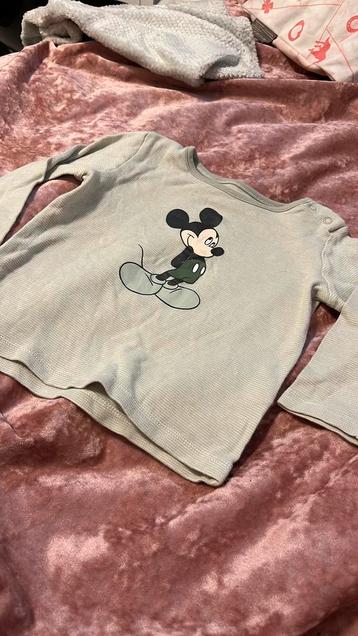 Een lekker dun soort truitje met mickey mouse beschikbaar voor biedingen