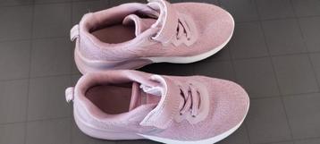 Leuke meisjes sportschoenen.... beschikbaar voor biedingen