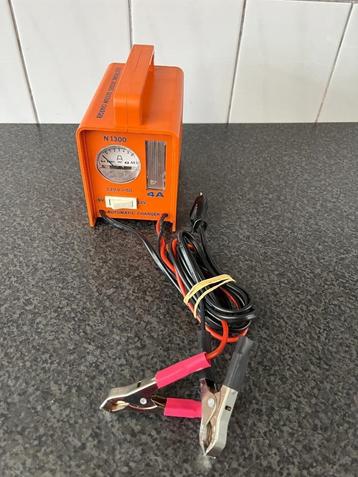 Acculader N1300 . 6 en 12 volt . 4 ampere. Izgst. beschikbaar voor biedingen