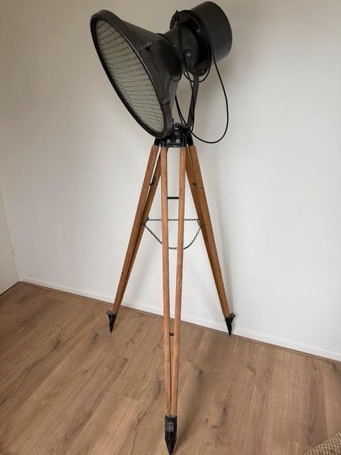 Vintage bioscooplamp op landmeter/tripod, Huis en Inrichting, Lampen | Overige, Gebruikt, Ophalen