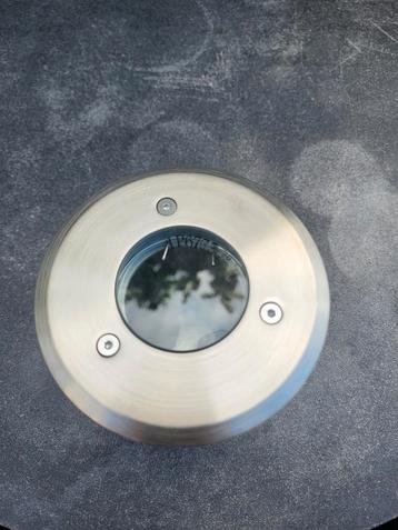 Nieuwe behuizing buitenverlichting. beschikbaar voor biedingen