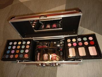 Een zo goed als nieuwe roze make up doos beschikbaar voor biedingen