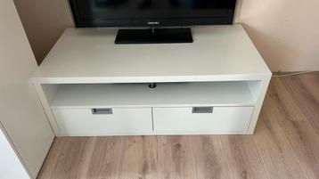 Wegens verhuizing televisiemeubel als nieuw - bijna gratis beschikbaar voor biedingen