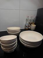 Beige servies met reliëf, Ophalen of Verzenden, Zo goed als nieuw, Bord(en), Overige stijlen
