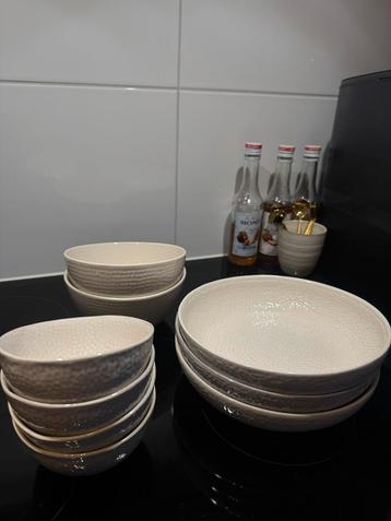Beige servies met reliëf  beschikbaar voor biedingen