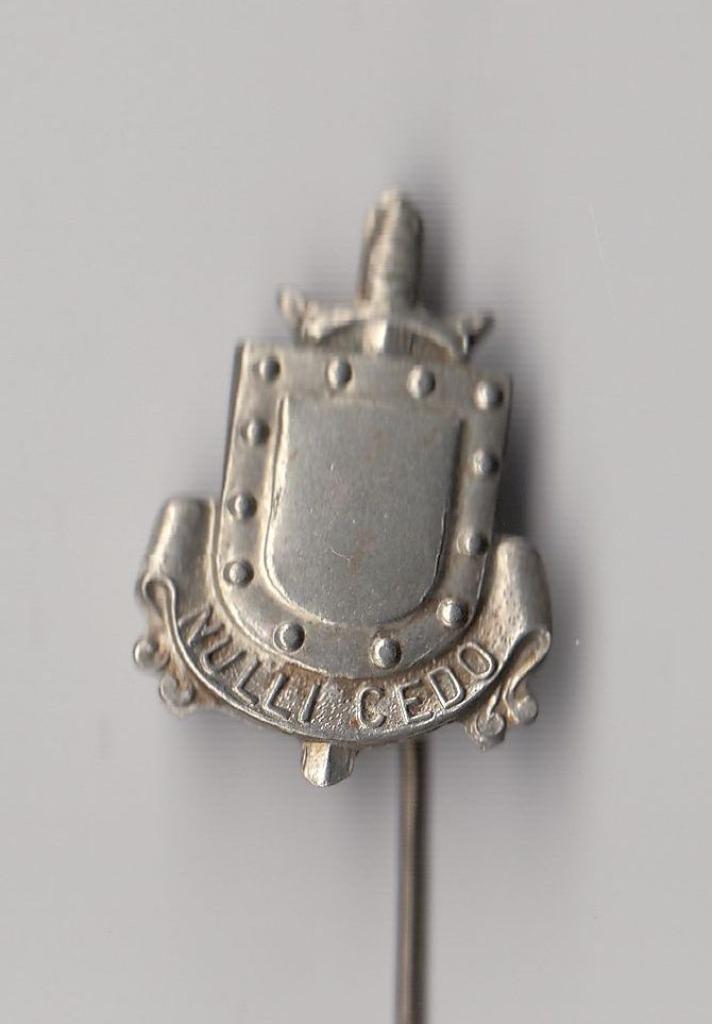 Nulli Cedo Infanterie embleem speldje, Verzamelen, Militaria | Algemeen, Landmacht, Embleem of Badge, Nederland, Ophalen of Verzenden