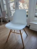 Witte design stoel van Zuiver met houten poten, Hout, Wit, Ophalen of Verzenden, Zo goed als nieuw