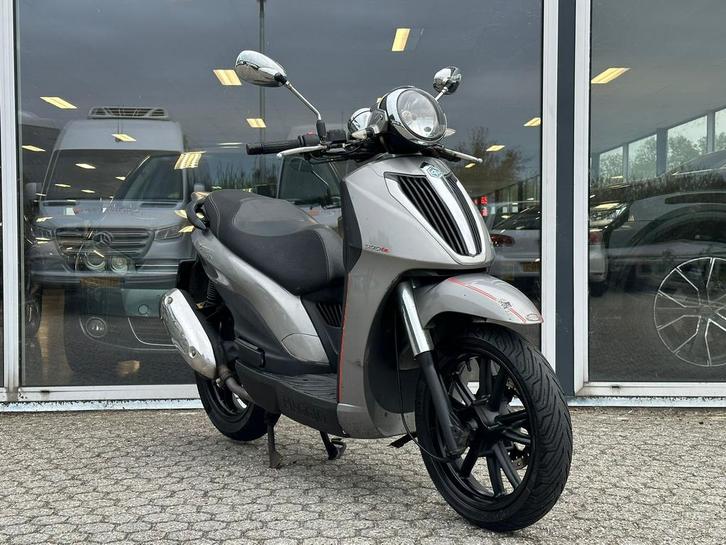 Piaggio beverly 300ie Cruiser, Fietsen en Brommers, Scooters | Piaggio, Zo goed als nieuw, Overige modellen, Benzine, Ophalen of Verzenden