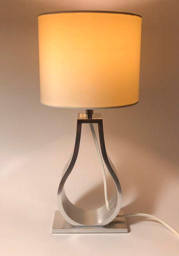 Leuke tafellamp met metalen voet, crème kleurige lampenkap beschikbaar voor biedingen