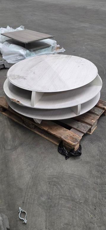 Unieke ronde tafel met beschadiging beschikbaar voor biedingen