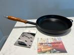 Staub koekenpan 28 cm mat zwart uitstekende staat, Huis en Inrichting, Keuken | Potten en Pannen, Gietijzer, Ophalen of Verzenden
