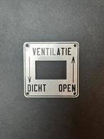 Aluminium bordje ‘ventilatie - open - dicht’ uit o.a. DE-V, Verzamelen, Ophalen of Verzenden, Gebruikt, Trein