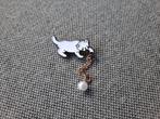 1 leuke pin van een spelende kat met een balletje te koop, Verzamelen, Speldjes, Pins en Buttons, Ophalen of Verzenden, Nieuw