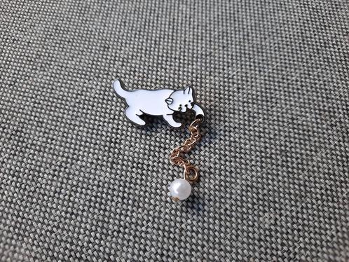 1 leuke pin van een spelende kat met een balletje te koop, Verzamelen, Speldjes, Pins en Buttons, Nieuw, Speldje of Pin, Dier of Natuur