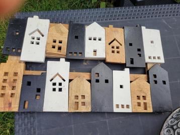 Mooi houten wandbeeld van verschillende houten huisjes beschikbaar voor biedingen