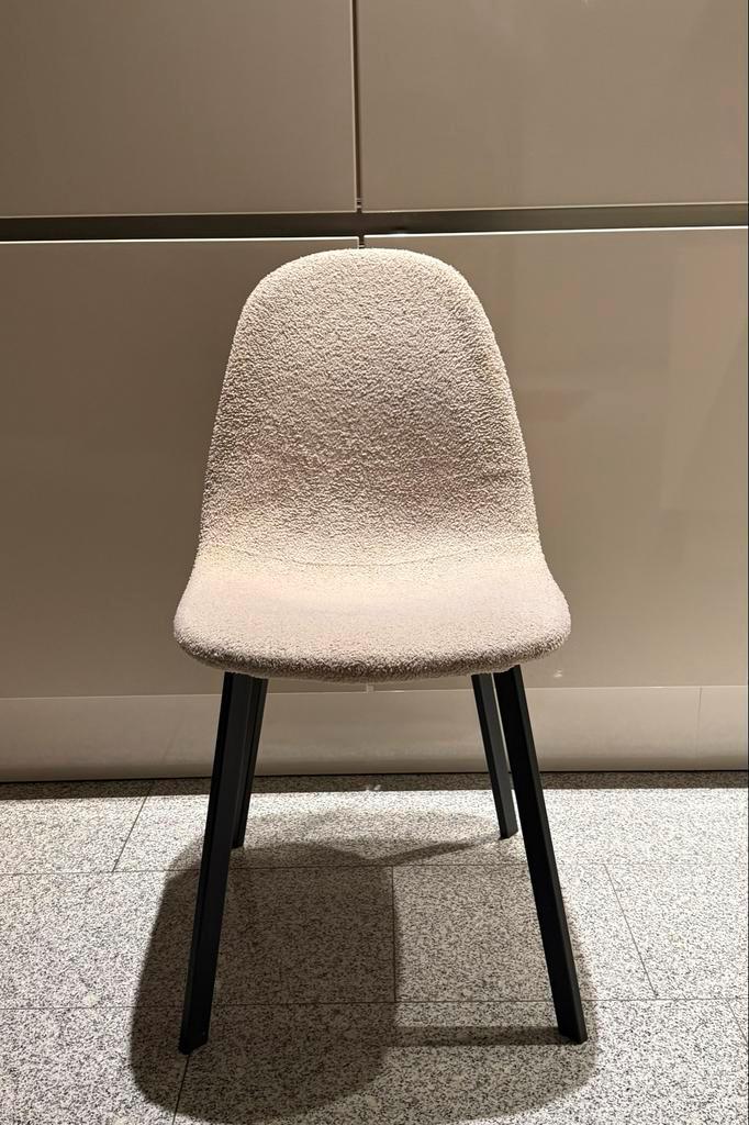 Beige Teddy Eetkamerstoel Zwart Onderstel, Huis en Inrichting, Stoelen, Gebruikt, Twee, Stof, Wit, Ophalen