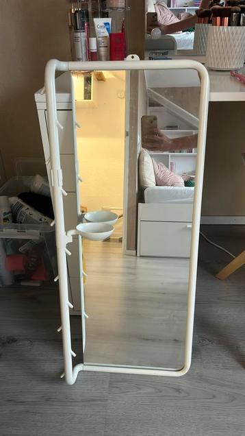 Spiegel beschikbaar voor biedingen