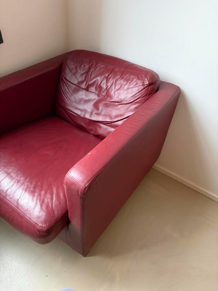 Rode fauteuil - gratis af te halen in Maastricht, Huis en Inrichting, Fauteuils, Gebruikt, Leer, 75 tot 100 cm, 100 tot 125 cm
