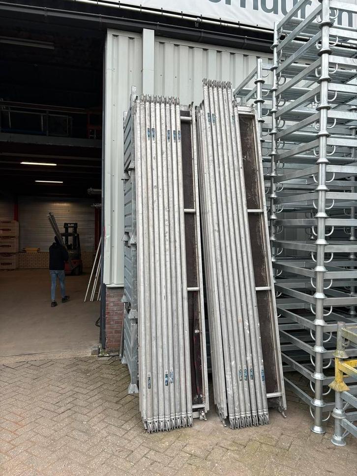 Gebruikte Altrex platforms 305 betonplex en schoren 305, Doe-het-zelf en Verbouw, Steigers, Gebruikt, Rolsteiger of Kamersteiger