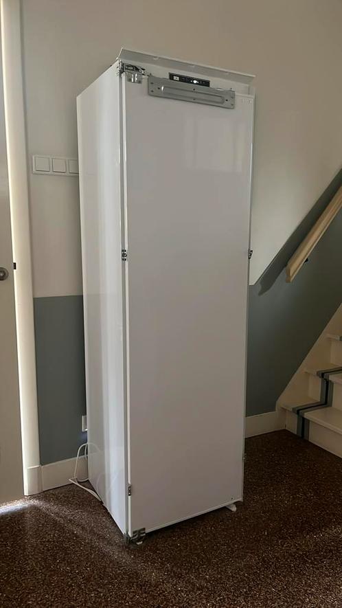 Mooie inbouw koelkast Sharp, Witgoed en Apparatuur, Vriezers en Diepvrieskisten, Zo goed als nieuw, Inbouw, 160 cm of meer, Minder dan 60 cm