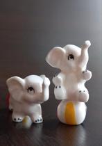 vintage porseleinen beeldjes olifanten, elk spelend met bal, Antiek en Kunst, Antiek | Porselein, Ophalen of Verzenden